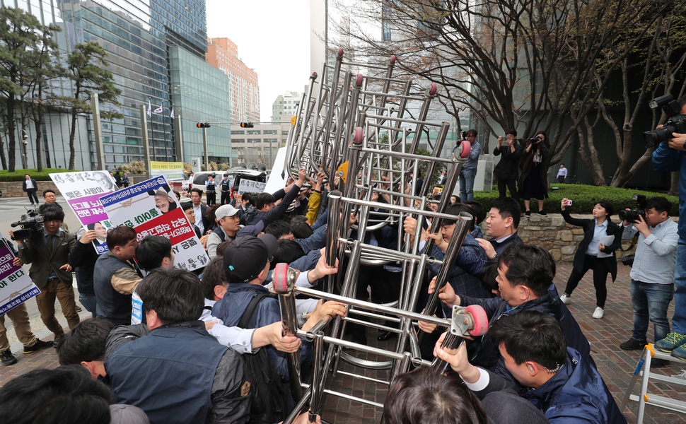 삼성그룹 계열사 노조원들이 이재용 부회장 면담요청서를 전달하려다 이를 막는 직원들과 대치하고 있다. 강창광 기자
