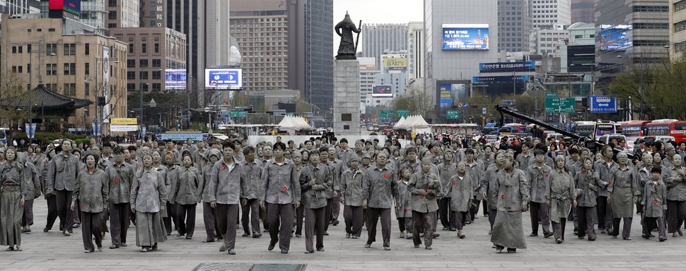 3일 오후 서울 광화문광장에서 제주 4.3사건 70주년을 맞아 403인의 함성 퍼포먼스가 열려, 참가자들이 희생자를 추모하는 행위극을 벌이고 있다. 박종식 기자 anaki@hani.co.kr