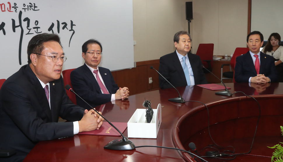 홍준표 자유한국당 대표가 5일 오후 서울 여의도 당사에서 열린 임명장 수여식을 마친 뒤 정진석 경제파탄대책특별위원장(왼쪽)이 발언하는 것을 듣고 있다. 오른쪽은 김무성 북핵폐기추진특별위원장. 신소영 기자 viator@hani.co.kr