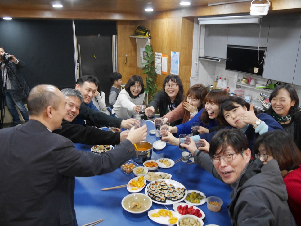 틈만 나면 마을마당에 요리 하나씩 들고 와 포틀럭 파티를 열며 웃고 노는 파주 문발동 28통 공방골목 사람들.