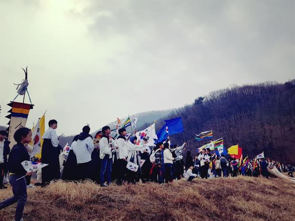 용인 동천·고기동 주민들이 지난 3월 24일 재현한 ‘머내 만세운동’의 한 장면.  동천마을네트워크 제공