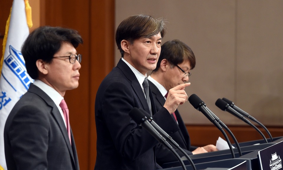 [사설 속으로] 한겨레·중앙일보, ‘대통령 개헌안 발의’ 사설 비교해보기