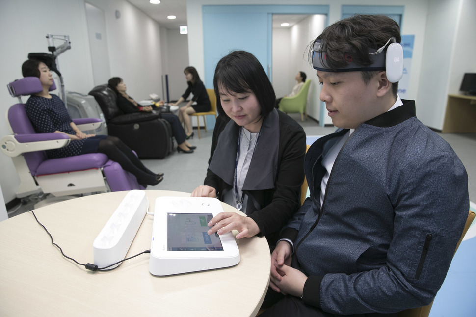 국가트라우마센터 개소를 하루 앞둔 4일 오전 서울 광진구 국립정신건강센터 안 ‘안심버스’ 공간에서 직원들이 경두개직류전기자극으로 트라우마 치료 모습을 시연하고 있다. 김성광 기자 flysg2@hani.co.kr