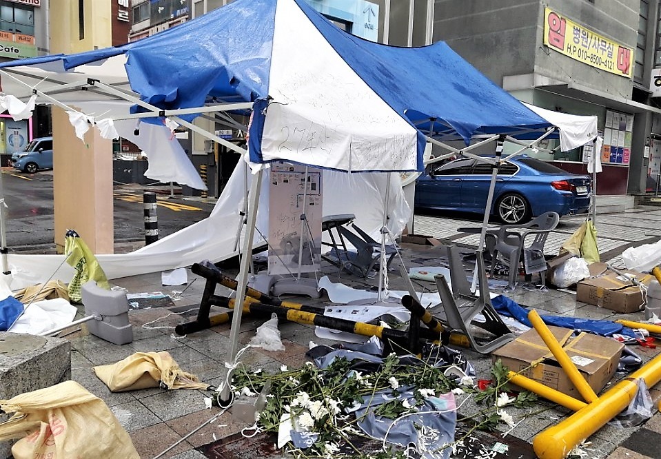 제주 4·3 희생자들의 넋을 기리기 위해 경남 창원시 정우상가 앞에 설치한 분향소가 4일 새벽 조아무개씨에 의해 완전히 부서졌다.