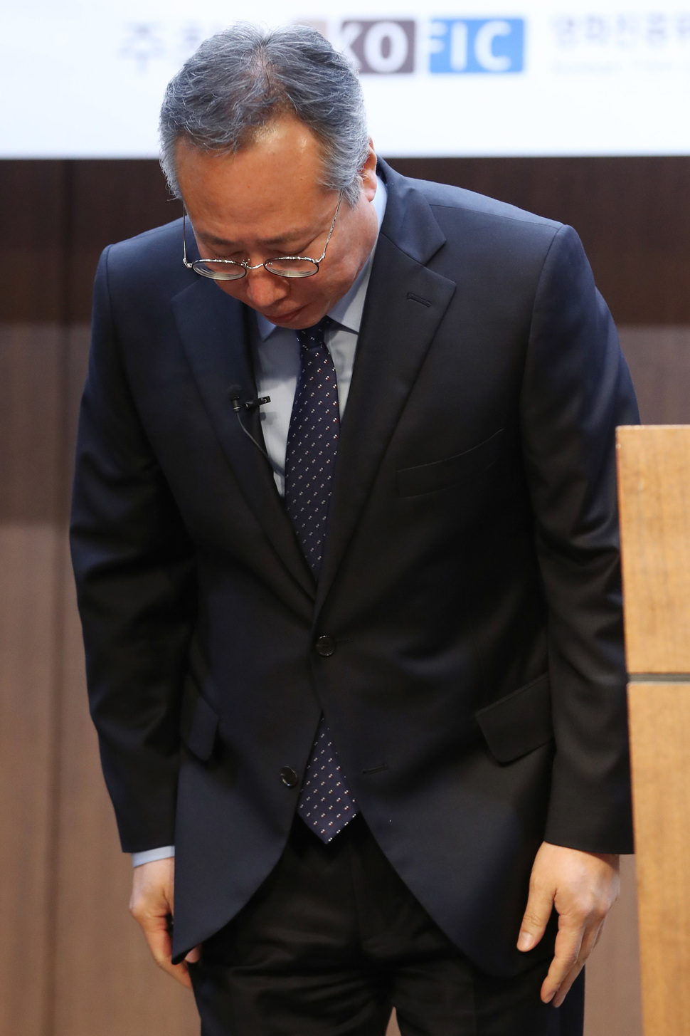 오석근 영화진흥위원회 위원장이 4일 오후 서울 중구 은행회관에서 기자회견을 열어 지난 정권 동안 벌어진 영화계 블랙리스트와 관련해 국민들과 영화계에 사과하고 있다. 연합뉴스