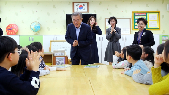 문재인 대통령이 4일 서울 경동초등학교에서 열린 온종일돌봄정책 간담회에 앞서 초등학생들과 만나 이야기를 나누고 있다. 청와대사진기자단