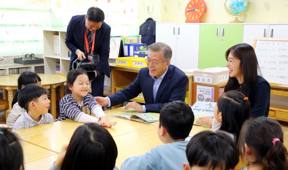 문재인 대통령이 4일 서울 경동초등학교에서 열린 온종일 돌봄 정책 간담회에 앞서 돌봄교실에서 아이들과 대화를 나누고 있다. 오른쪽은 경동초 학부모인 배우 장신영씨. 청와대사진기자단