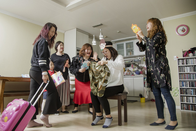 구로동 아줌마 영어모임 ‘영글로리’ 회원들이 영어로 <해님과 달님> 연극을 하고 있다. 윤동길(스튜디오 어댑터 실장)