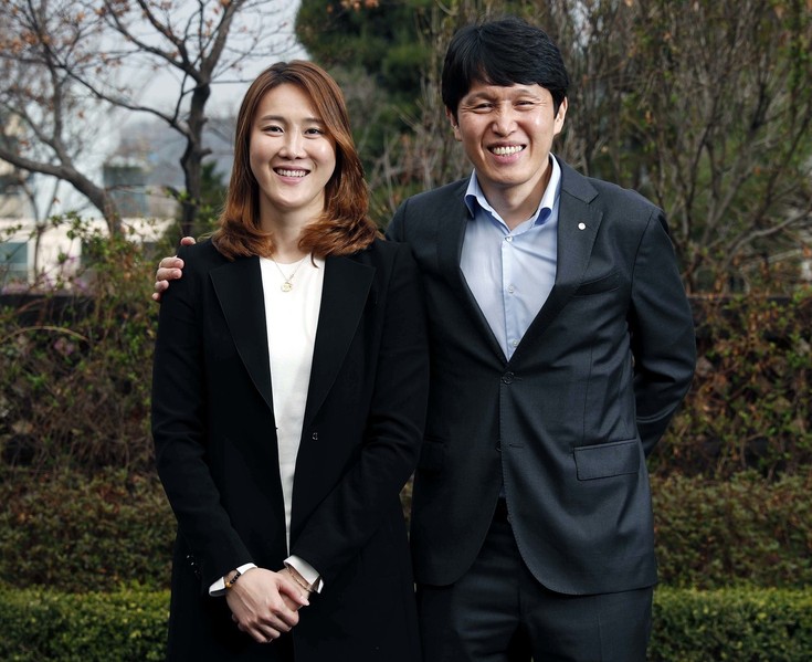 여자프로농구 우리은행의 위성우 감독과 김정은이 28일 오후 서울 마포구 한겨레신문사에서 이야기를 하기 앞서 포즈를 취하고 있다. 박종식 기자 anaki@hani.co.kr