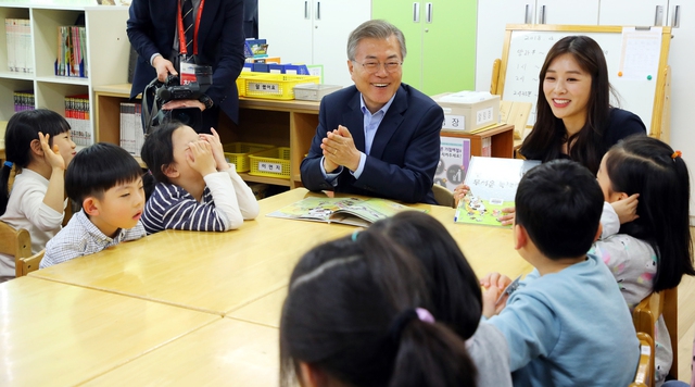 문재인 대통령이 4일 서울 경동초등학교에서 열린 온종일 돌봄 정책간담회에 앞서 돌봄교실에서 아이들과 대화를 나누고 있다. 오른쪽은 경동초 학부모인 배우 장신영씨. 청와대사진기자단