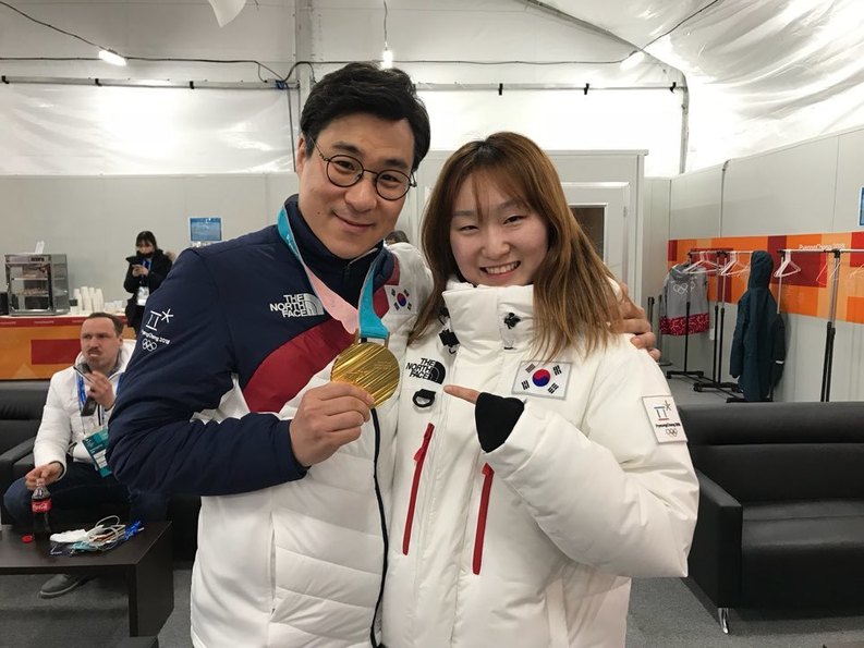 김선태 쇼트트랙대표팀 총감독이 지난 2월 2018 평창겨울올림픽 기간 최민정이 딴 금메달을 목에 걸고 좋아하고 있다.