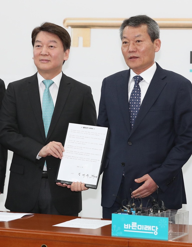 바른미래당 안철수 인재영입위원장이 3월20일 오전 국회에서 정대유 전 인천시 시정연구단장 영입을 발표하며 함께 클린선거 서약서를 들고 있다. <연합뉴스>
