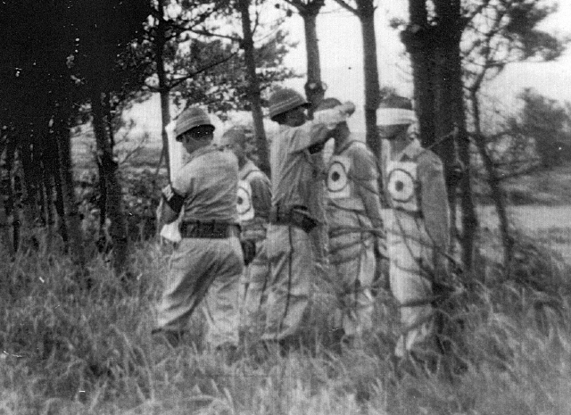 1948년 8월2일 경비대가 탈영했던 경비대원 3명을 제주시 근교에서 총살하기 직전의 모습. 당시 경비대 원의 총살은 미군 입회 아 래 집행됐다. <한겨레> 자료사진