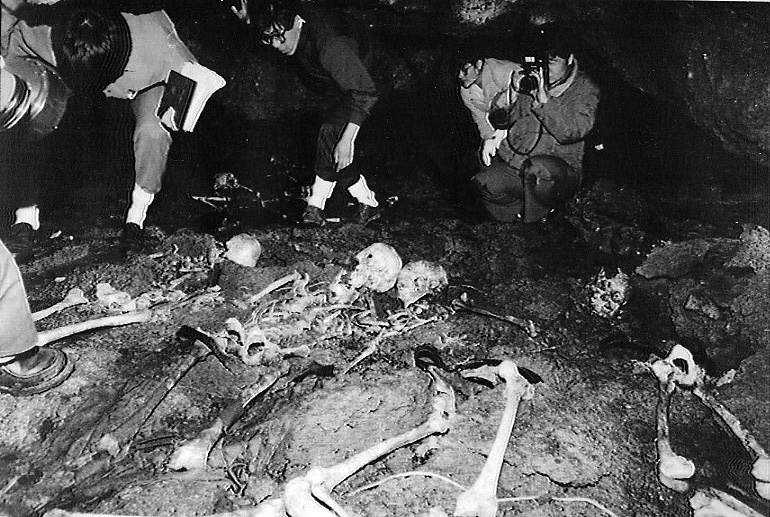 제주 4·3연구소 조사반이 1992년 3월 제주도 북제주군 구좌읍 중산간 다랑쉬오름 주변 동굴에서 발견한 4·3사건 당시 희생된 것으로 추정되는 주검들의 유골. <한겨레> 자료사진