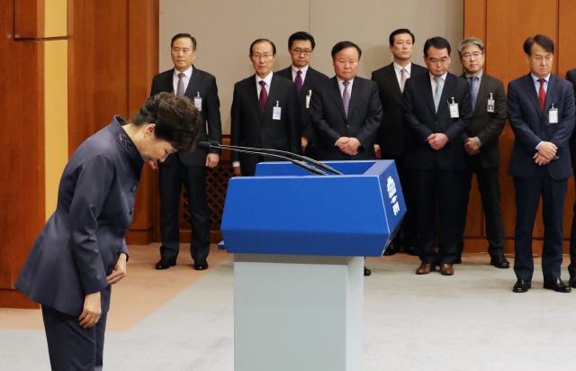 박근혜 전 대통령이 2016년 10월25일 청와대에서 '연설문 유출 의혹'에 대해 대 국민 사과를 한 후 인사하고 있다. 청와대사진기자단