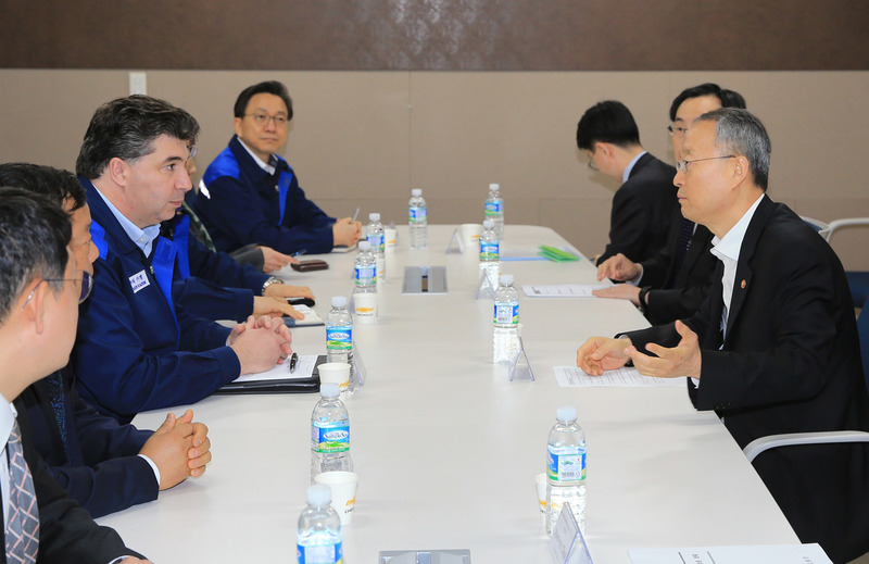 백운규 산업통상자원부 장관이 6일 카허 카젬 한국지엠 사장과 임한택 금속노조 한국지엠지부 지부장을 각각 만나 경영정상화를 위한 조속한 노사 협상 타결을 요청했다. 산업부 제공