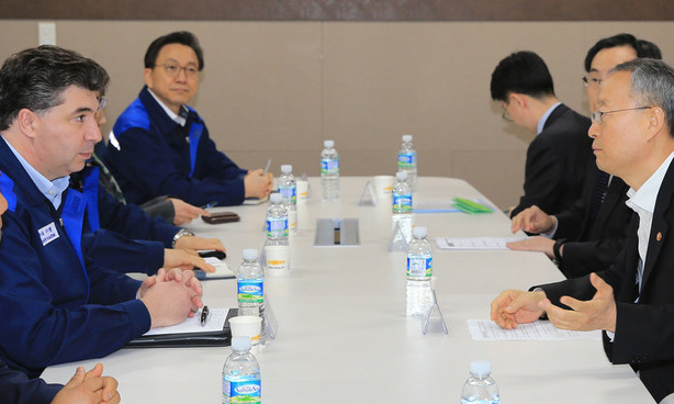 백운규 장관 “한국GM, 노조 설득하려면 투자 의지 보여야”
