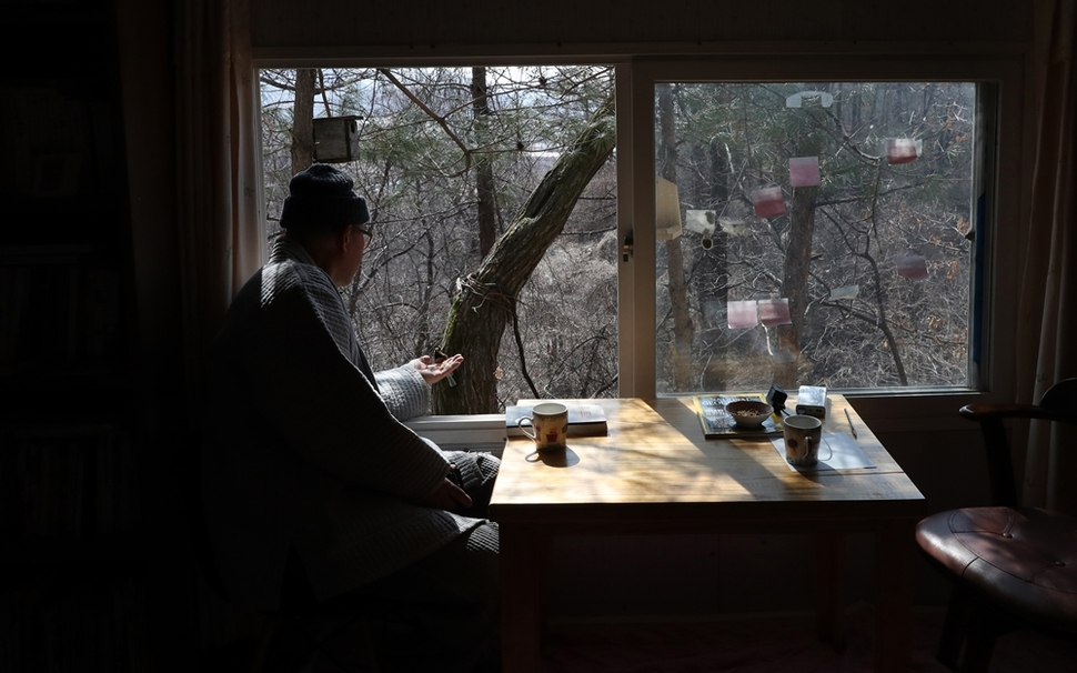 산사 창으로 봄볕이 따스하게 비친다. 도연 스님이 산사 창을 열어 손을 내밀었더니 곤줄박이가 날아와 앉는다. 손에서 잣을 물어간 새는 봄을 물어올 것이다.