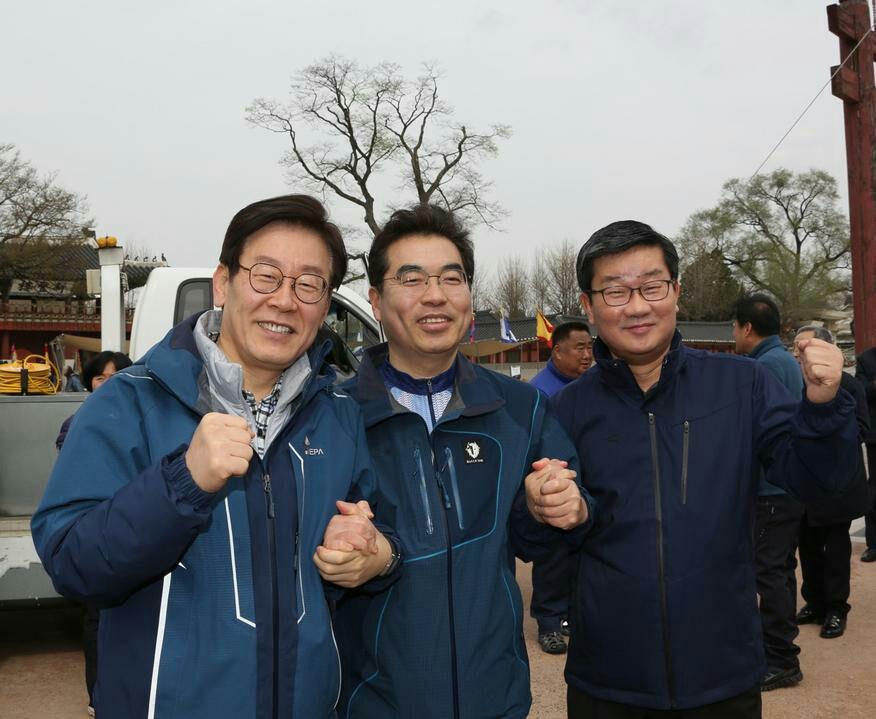 지난 7일 경기 수원시 화성행궁 과정에서 열린 ‘2018년 경기 노·사·정 등반대회’ 개회식에 참석한 더불어민주당 경기지사 경선 주자들. 왼쪽부터 이재명·양기대·전해철 예비후보. 사진 양기대 예비후보 제공