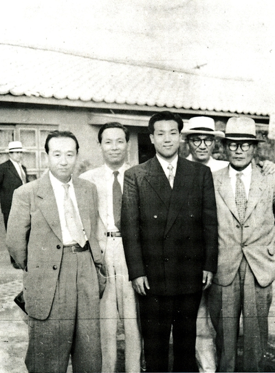 1953년 부친 간송 전형필(맨왼쪽)의 배웅을 받으며 미국 유학길에 오른 전성우(가운데) 이사장. 부자가 함께 한 마지막 사진이다. 간송미술문화재단 제공