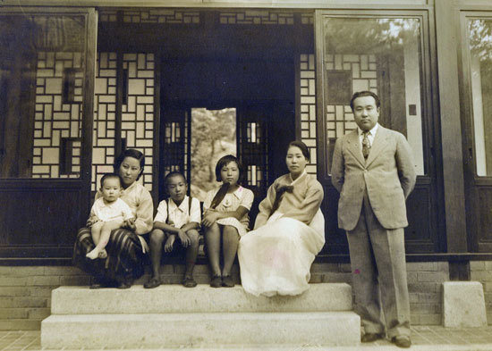 1940년대 중반 간송가의 가족 사진. 맨 오른쪽부터 간송 전형필과 부인 김점순 부부, 맏딸 명우, 맏아들 성우, 유모와 막내아들 영우. 고 전성우 간송미술문화재단 이사장은 3남3녀 중 둘째 아들로 태어났으나 맏형의 요절로 장남 노릇을 했다. 사진 간송미술문화재단 제공