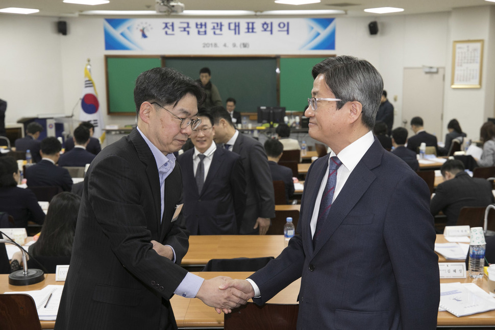 사법행정 견제 기구로 주목 받는 ‘전국법관대표회의’가 9일 오전 경기도 고양시 사법연수원에서 올해 처음으로 열려 김명수 대법원장이 전국 각 법원에서 선출된 판사들과 악수를 나누고 있다. 김성광 기자 flysg2@hani.co.kr