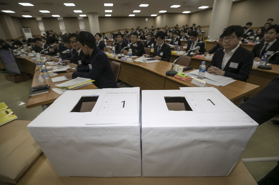 ‘전국법관대표회의’가 9일 오전 경기 고양 사법연수원에서 올해 처음으로 열려 의장과 부의장 후보자를 뽑기 위해 준비된 상자가 회의실 안으로 들어오고 있다. 김성광 기자