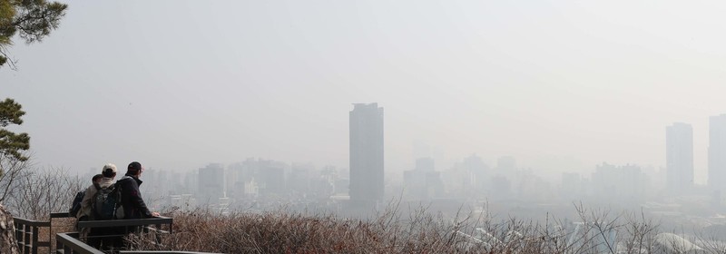 전국 대부분 지역의 미세먼지 수준이 `나쁨'을 보인 지난달 25일 오전 서울 성동구 응봉산 팔각정에서 마스크를 쓴 시민이 뿌연 서울 도심을 바라보고 있다. 백소아 기자 thanks@hani.co.kr