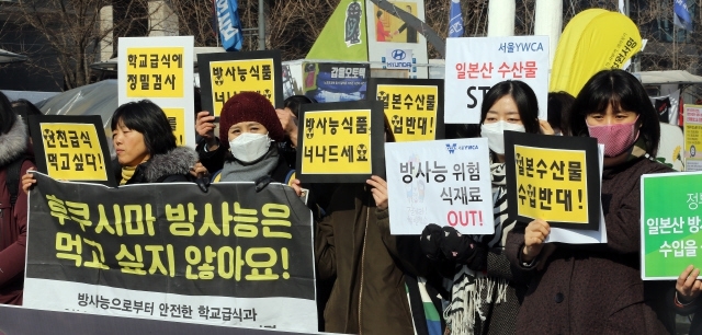 서울 광화문광장에서 시민들이 일본수산물 수입 반대와 단체급식에 대한 방사능 기준치를 새로 만들것을 요구하고 있다. <한겨레> 자료