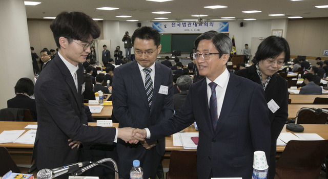 9일 경기도 고양시 사법연수원에서 열린 ‘전국법관대표회의’에 참석한 김명수 대법원장이 전국의 각 법원에서 선출된 법관 대표들과 악수하고 있다. 김성광 기자 flysg2@hani.co.kr
