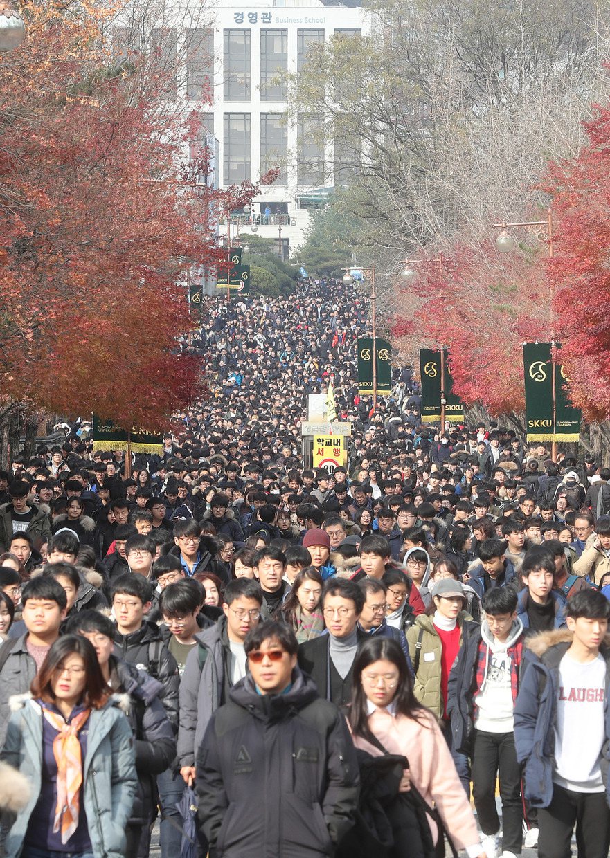 지난해 11월 성균관대에서 논술시험을 마친 수험생들이 고사장에서 나오고 있다. 신소영 기자