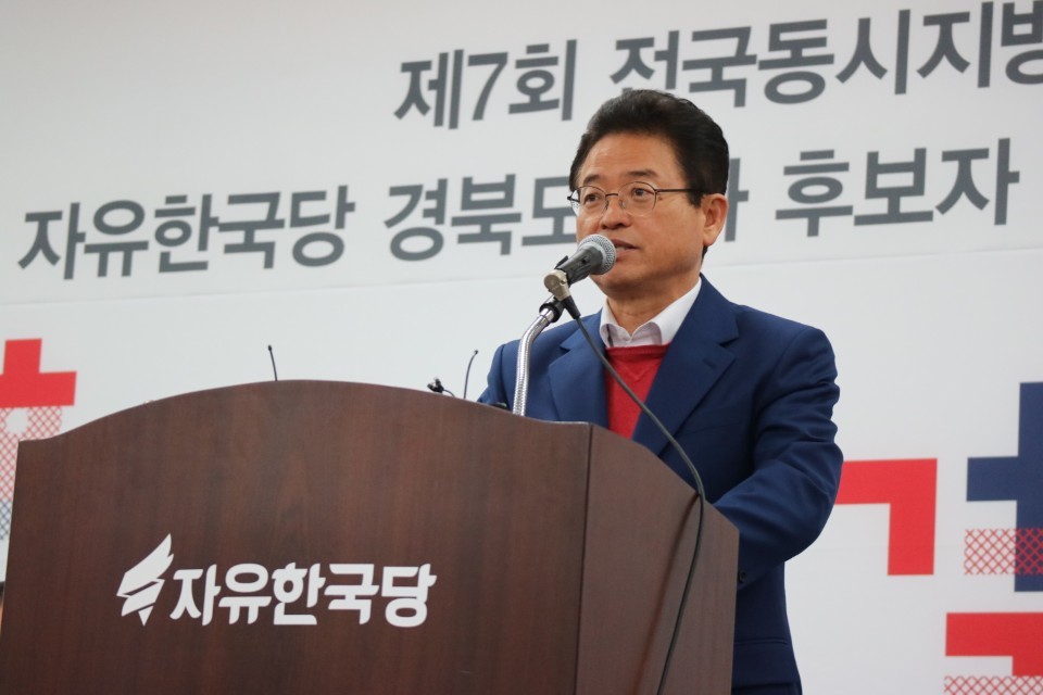 자유한국당 경북도지사 후보 경선에서 1위를 차지한 이철우 의원이 9일 소감을 밝히고 있다. 구대선 기자 sunnyk@hani.co.kr