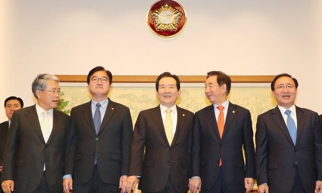 [한겨레 사설] 국회 운영의 무능과 비효율, 언제까지 봐야 하나 
