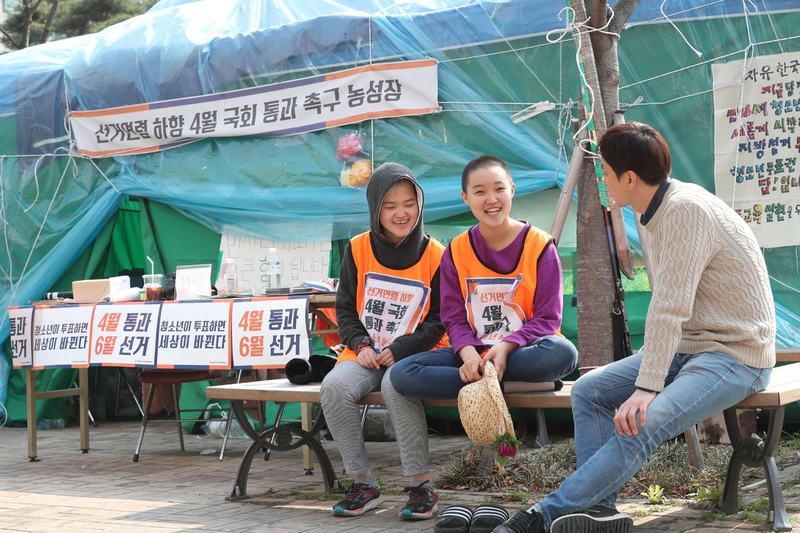 김정민(왼쪽·17)양과 김윤송(가운데·15)양이 9일 오후 서울 영등포구 국회의사당역 3번출구 앞 선거연령 하향 4월 국회 통과 촉구 농성장 앞에서 <한겨레>와 인터뷰를 하고 있다. 지난 22일 국회 앞에서 18세 선거권 하향을 요구하며 삭발을 한 두 사람은 20일째 노숙농성을 이어가고 있다. 백소아 기자 thanks@hani.co.kr