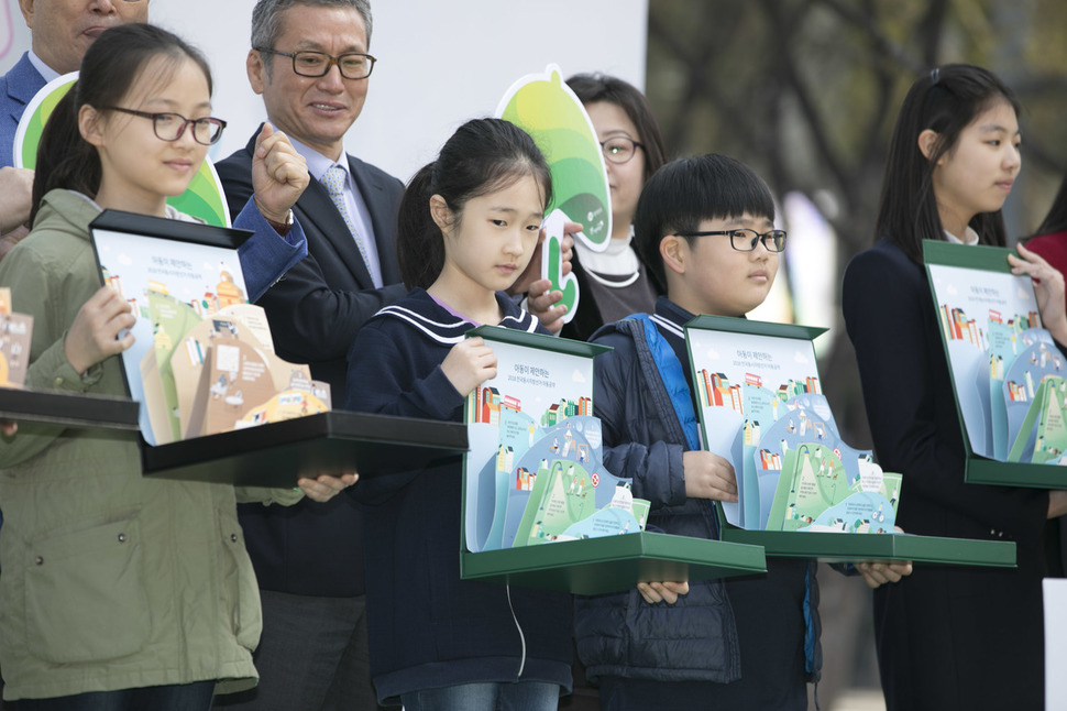 ‘6·13 전국동시지방선거 아동공약 발표회’가 10일 오전 서울시 중구 서울광장에서 열려 어린이 대표 7명이 투표권이 없어 정책반영에 소외되기 쉬운 어린이들의 의견을 발표하고 있다. 김성광 기자