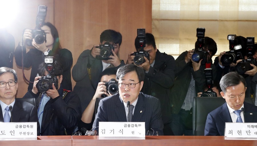 김기식 금융감독원장(가운데)이 10일 오전 서울 영등포구 한국금융투자협회에서 열린 '내부 통제 강화를 위한 증권사 대표이사 간담회'에 참석해 발언하고 있다. 박종식 기자 anaki@hani.co.kr