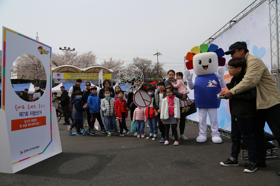 충북 선거관리위원회가 지난 6~8일 청주예술제 행사장에서 드론을 이용한 선거 홍보 캠페인을 하고 있다. 충북선거관리위원회