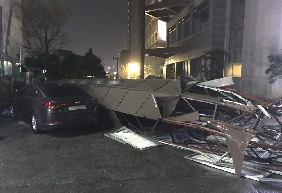 강풍경보가 내려진 강원산지와 동해안에 10일 밤 몰아친 강한 바람에 속초시 조양동의 한 교회 시설물이 쓰러지는 피해가 발생했다. 속초소방서는 이날 26건의 강풍피해 현장에서 안전조치를 취했다고 설명했다. 연합뉴스