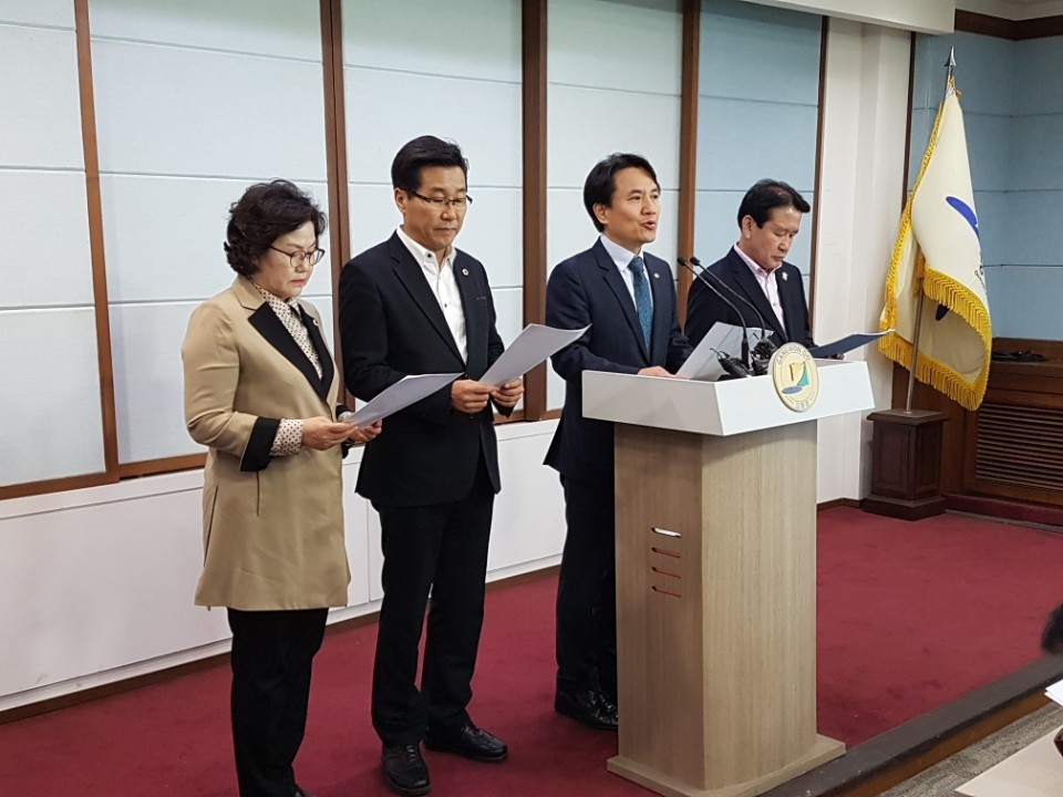 자유한국당 김진태 국회의원과 김금분·안상훈·최성현 도의원이 11일 오후 강원도청 브리핑룸에서 기자회견을 열어 최 지사 사퇴와 원점 재검토를 요구하고 있다.