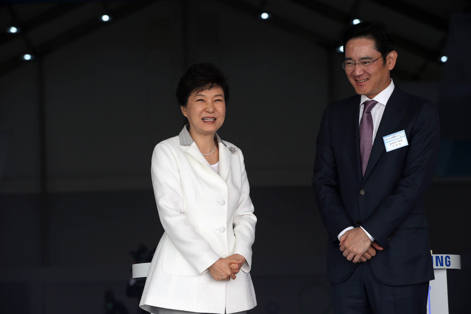 박근혜 대통령이 2015년 5월7일 오전 경기도 평택시 고덕면 고덕국제화계획지구 내 삼성전자 반도체 평택단지 기공식에 참석했다. 박 대통령이 참석자들과 함께 발파버튼을 누른 후 이재용 삼성전자 부회장과 이야기를 나누고 있다. 청와대 사진기자단