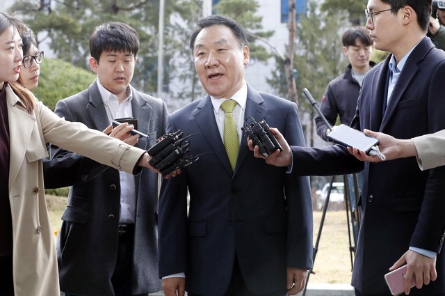 강원랜드 채용청탁 의혹을 받고있는 염동열 자유한국당 의원이 지난 6일 오전 조사를 받기 위해 서울 도봉구 북부지검으로 들어서며 취재진의 질문에 답하고 있다. 박종식 기자 anaki@hani.co.kr