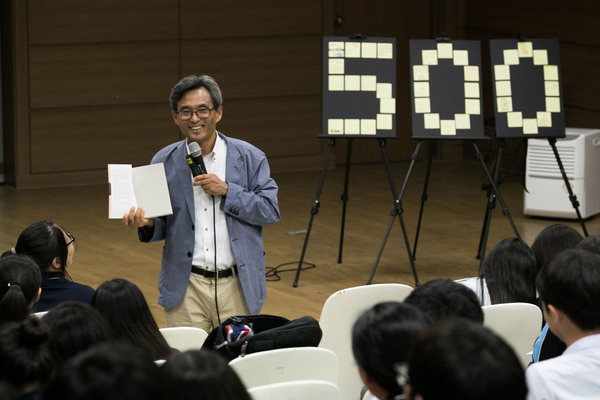 진보매체 대표기자이자 ‘꿈틀리 인생학교’를 운영중인 오연호 이사장이 두번째 행복론 책을 냈다. 사진은 첫번째 저서 <우리도 행복할 수 있을까>를 주제로 2016년 7월 경기 파주 교하고교에서 열린 500회째 강연회 모습.