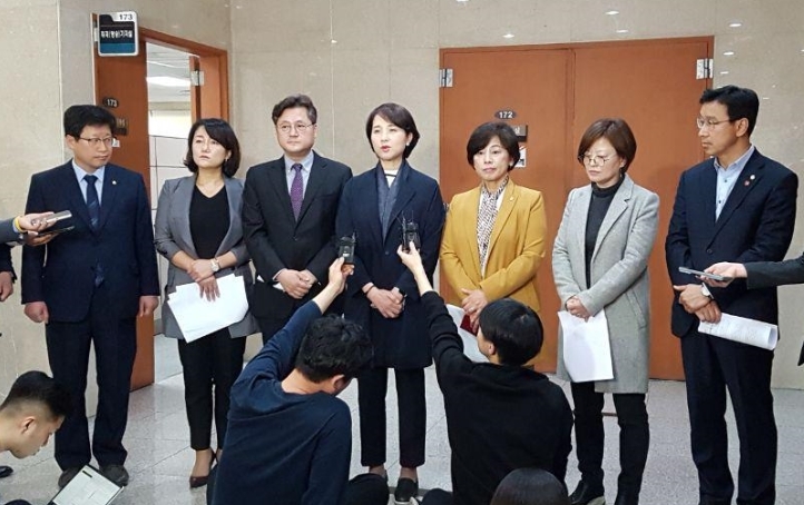 더불어민주당 의원 모임인 ’더좋은미래’ 소속 의원들이 11일 국회 정론관 앞에서 “(야당이) 더미래 연구소 연구원에 대해 ’여비서’ 운운하며 성적 대상화를 하고, 저급한 상상력을 유도하는 것은 인권 유린행위이자 치졸하고 비겁한 행태”라는 기자회견을 하고 있다. 왼쪽부터 안호영, 이재정, 홍익표, 유은혜, 남인순, 진선미, 위성곤 의원. 사진 송경화 기자