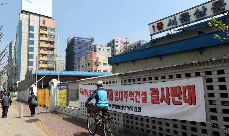 11일 서울시 청년임대주택부지인 강동구 성내동 87-1번지에 임대주택 반대 현수막이 붙어 있다. 김경호 선임기자 jijae@hani.co.kr