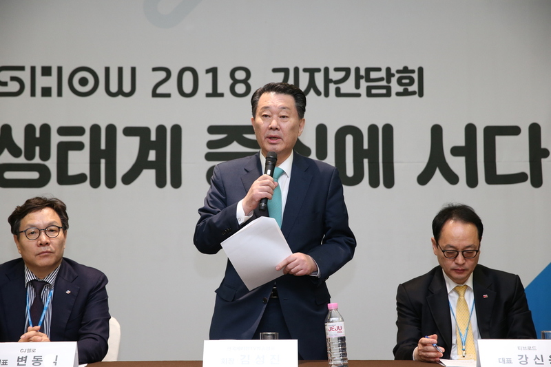 김성진 한국케이블방송협회 회장이 12일 제주 서귀포시 부영호텔에서 케이블방송업체 대표들과 기자간담회를 하고 있다. 한국케이블방송협회 제공