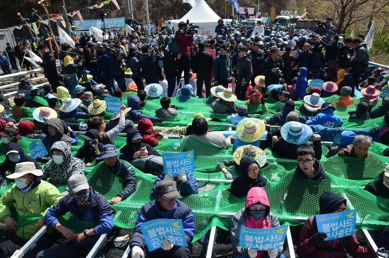 12일 오전 경북 성주군 초전면 소성리 주한미군 사드기지로 올라가는 진밭교 앞에서 사민사회단체 회원과 주민들이 사드 배치에 반대하며 도로 점거 농성을 하고 있다.
