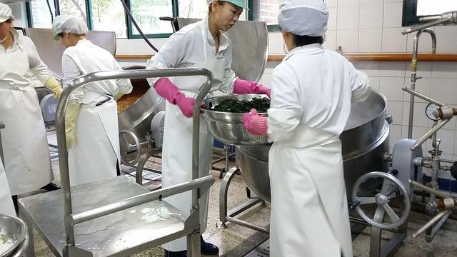 안양 ㅁ초등학교 급식실에서 노동자들이 식재료를 국솥에 넣고 있다. 
