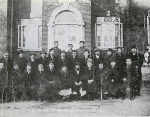 여운형과 김규식이 주도해 만든 좌우합작위원회의 1947년 해단식 사진. 좌우합작위원회는 해방 공간에서 조미공동회담을 여는 등 미군정과 줄다리기를 벌였으나, 큰 성과를 거두지 못했다. 출처 위키미디어 코먼스.