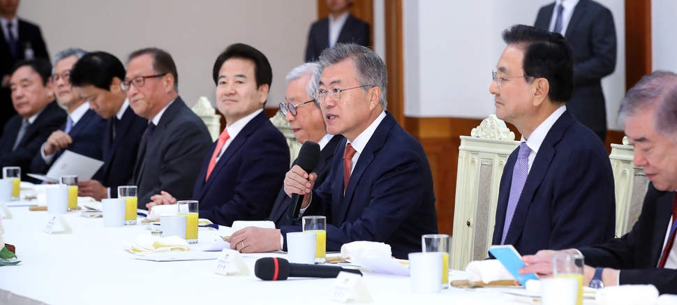 문재인 대통령이 12일 낮 청와대에서 열린 남북정상회담 원로자문단과의 오찬 간담회에서 인사말을 하고 있다. 연합뉴스