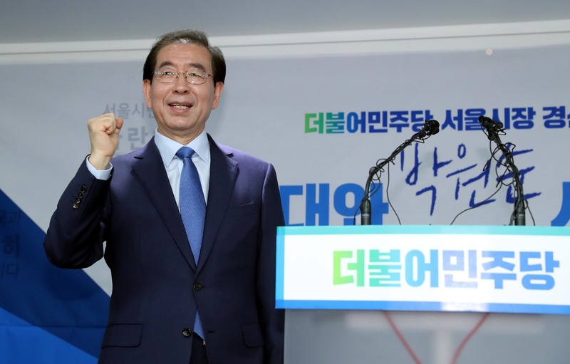 박원순 서울시장이 12일 오전 서울 여의도 더불어민주당사에서 서울시장 후보 경선 출마선언 뒤 “화이팅”을 외치고 있다. 강창광 기자 chang@hani.co.kr